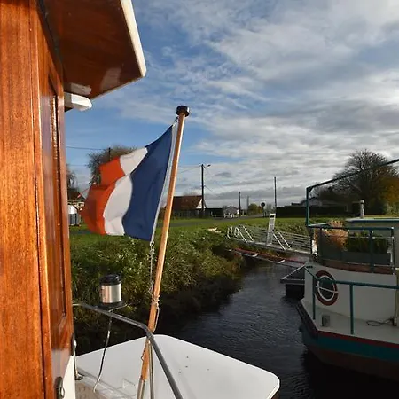Sur La Somme A Bord De La Peniche Formigny