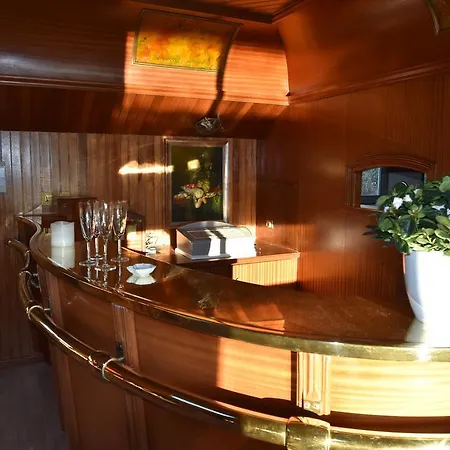 Sur La Somme A Bord De La Peniche Formigny Hotel en barco