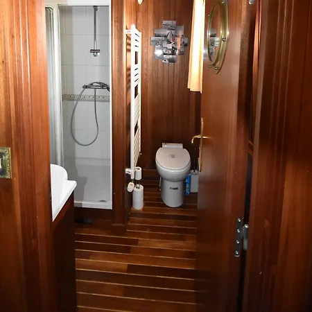 Sur La Somme A Bord De La Peniche Formigny Hotel en barco *