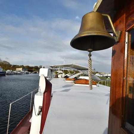 Sur La Somme A Bord De La Peniche Formigny Hotel en barco