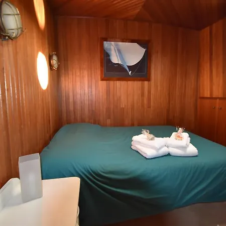 Bateau-hôtel Gite Sur La Somme A Bord De La Peniche Formigny *